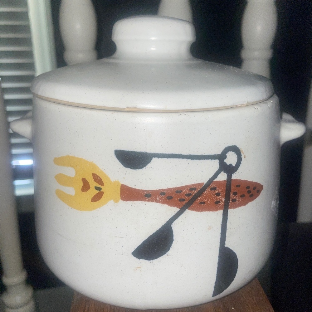 Vintage ceramic pottery bean pot/casserole dish made by Westbend USA